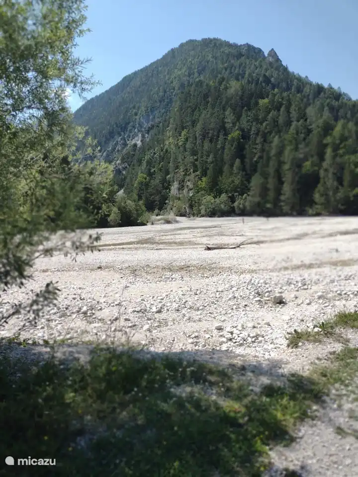 Il s’agit de la deuxième partie du lac Grazhna Gora. Belles vues et agréable pour marcher, il est recommandé d’apporter des chaussures d’eau. 
