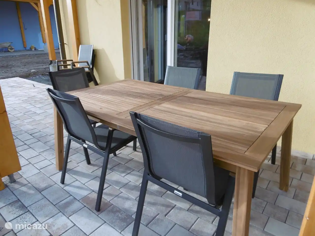 Sur la deuxième terrasse côté jardin, nous avons une table et huit chaises. La table peut être agrandie pour que vous puissiez manger ensemble à l’extérieur. 