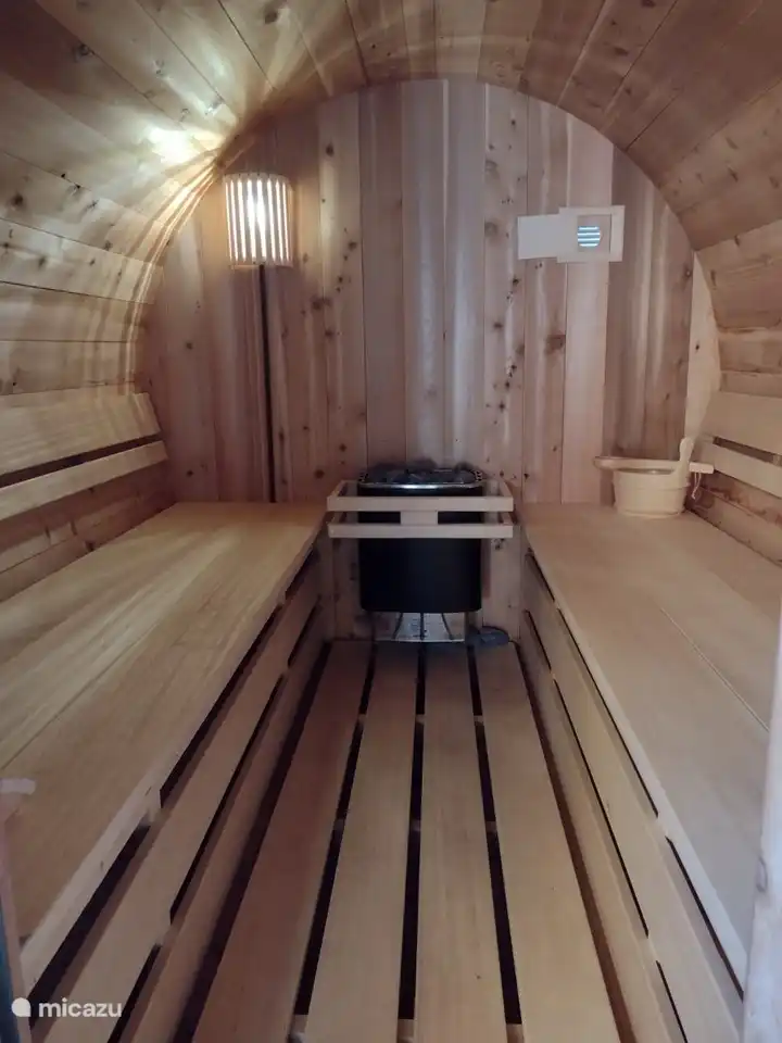 L’intérieur du sauna tonneau. Idéal pour détendre vos muscles après le ski ou le VTT. 