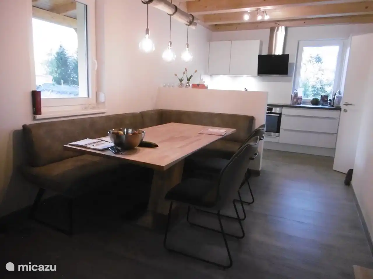 La salle à manger avec canapé d’angle autrichien, des chaises séparées que vous pouvez également tirer dans le coin salon et la lampe faite maison. 