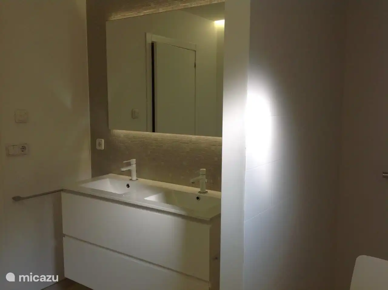 Salle de bain 1 avec douche à l'italienne et toilettes