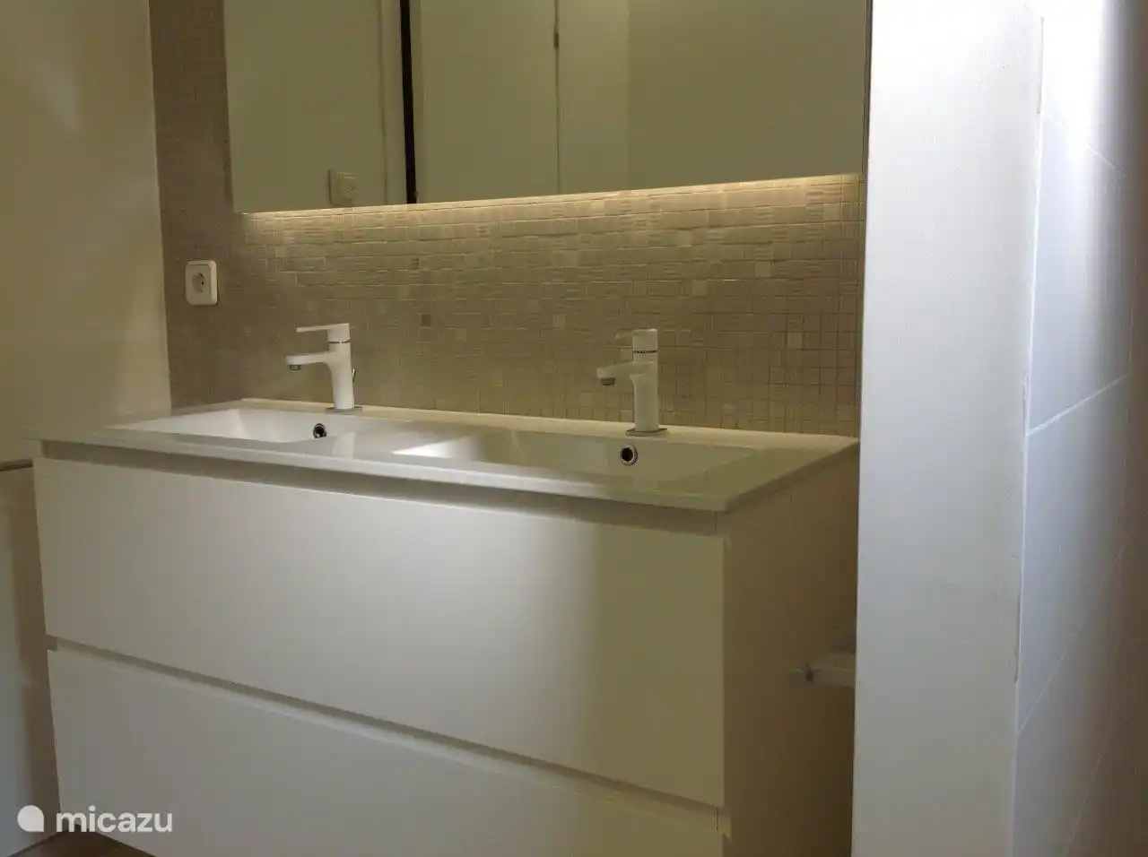 Salle de bain 1 avec douche à l'italienne et toilettes