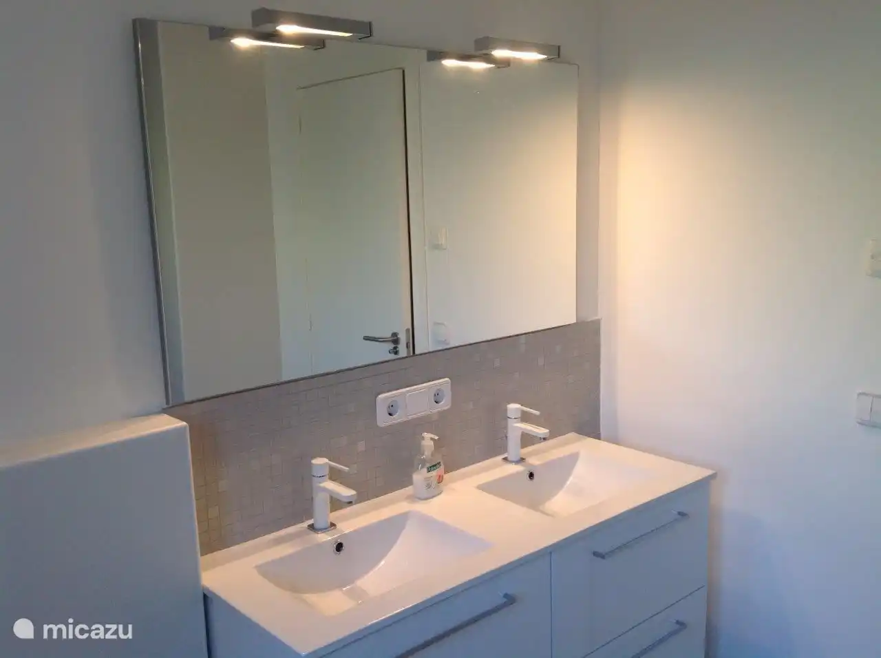 Salle de bain 2 avec douche à l'italienne et toilettes