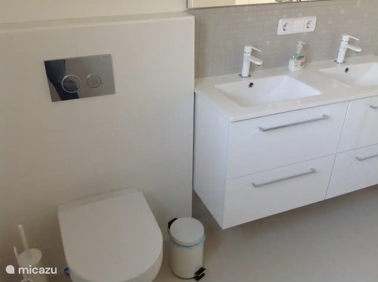 Salle de bain 2 avec douche à l'italienne et toilettes