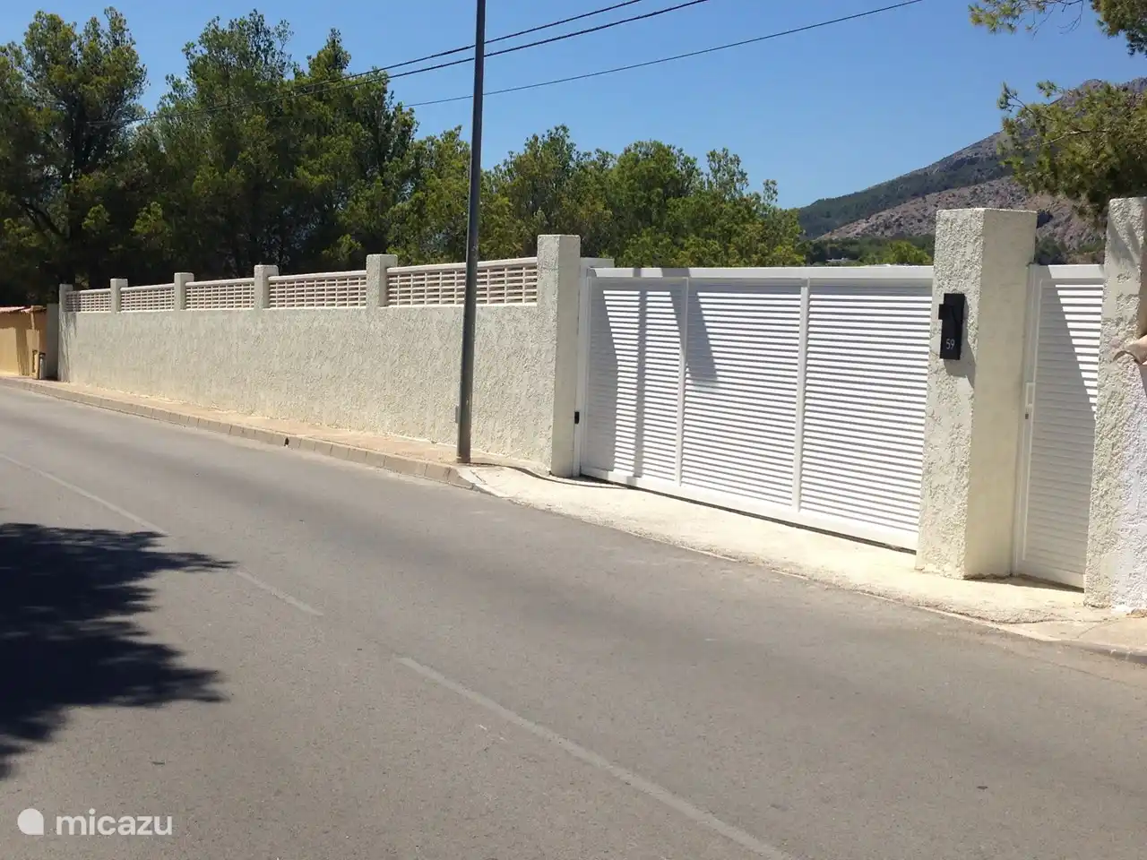 Entièrement clos avec portail automatique