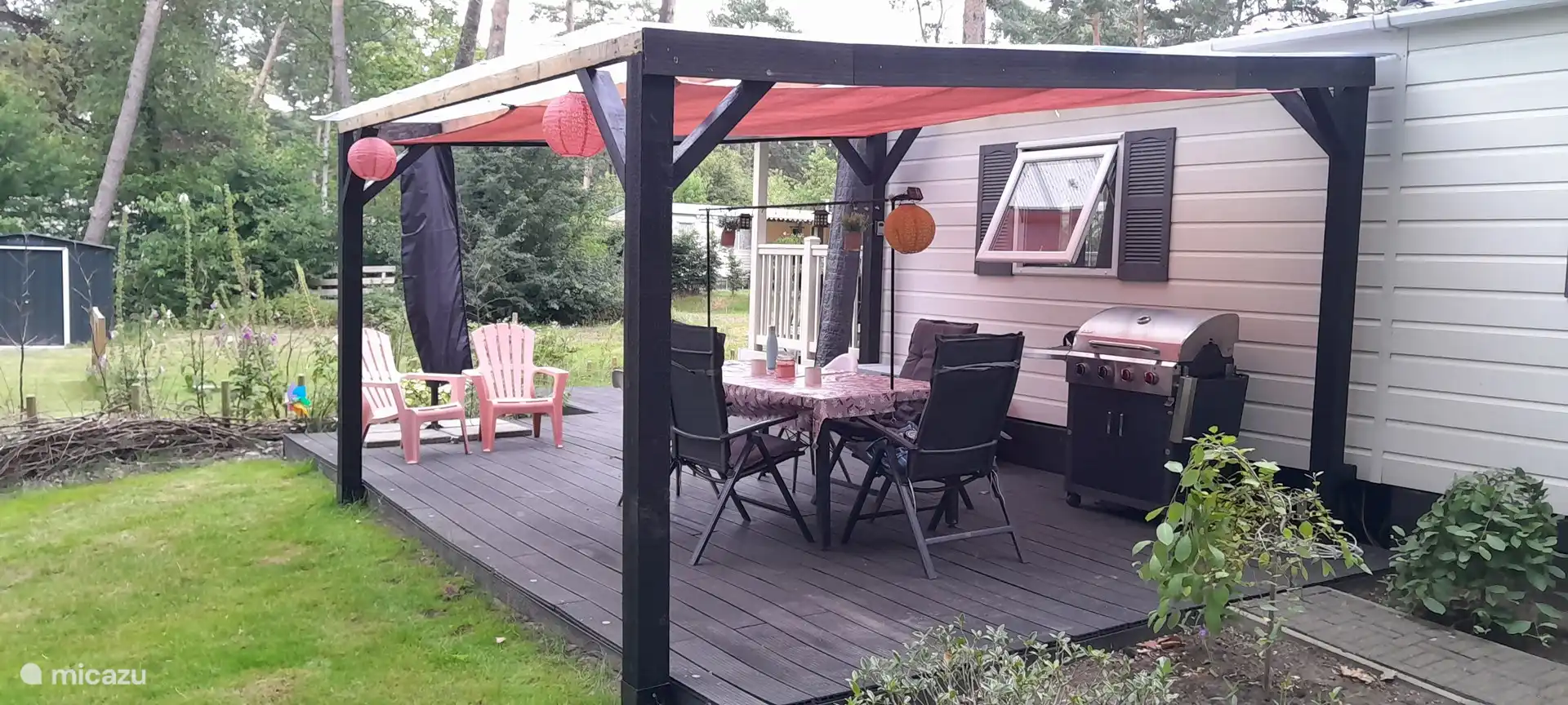 Überdachte Terrasse mit Grill