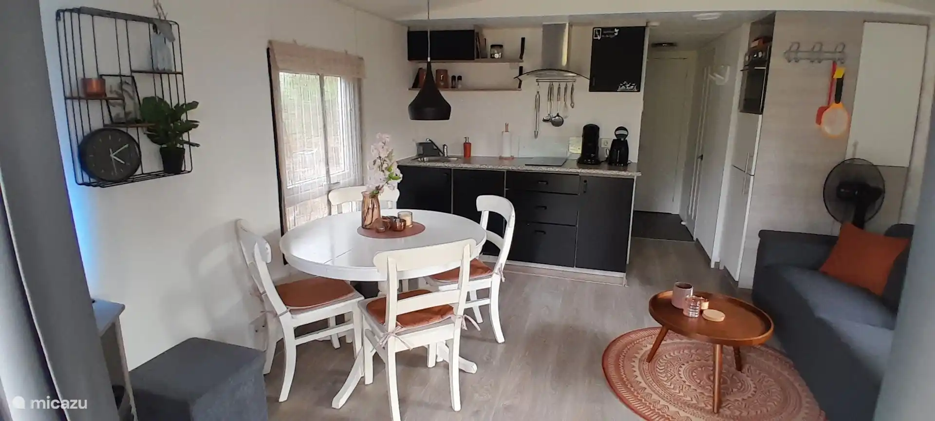 Wohnzimmer mit offener Küche