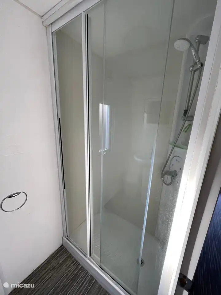 Badezimmer mit ebenerdiger Dusche