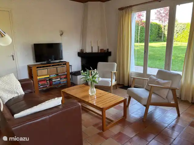 Village Le Chat 210 | France, Charente, Écuras - bungalow Salon confortable avec cheminée et portes-fenêtres donnant sur le jardin