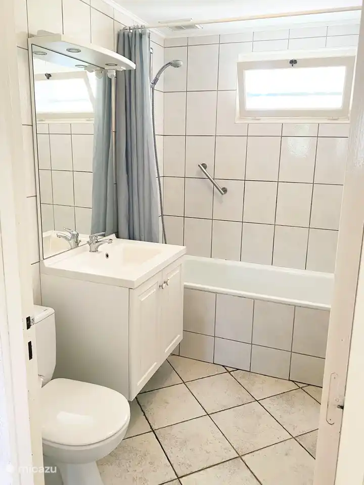 Badezimmer mit Badewanne, Waschbecken und Toilette