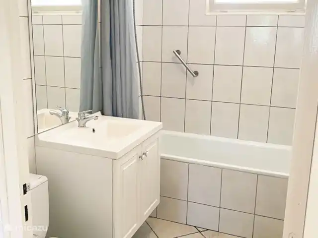 Village Le Chat 210 | France, Charente, Écuras - bungalow Salle de bain avec baignoire, lavabo et toilettes