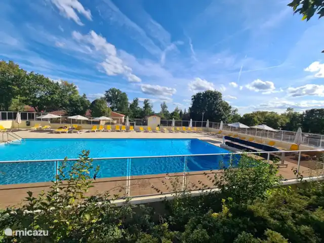 Village Le Chat 210 | France, Charente, Écuras - bungalow Grande piscine avec transats et parasol