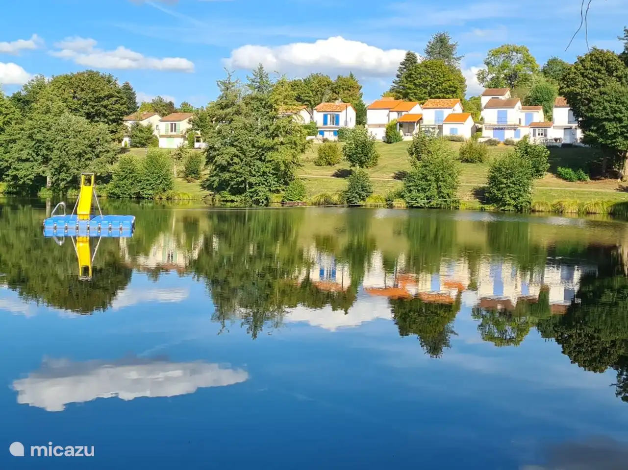 Großer See mit Strand, Floß und Rutsche