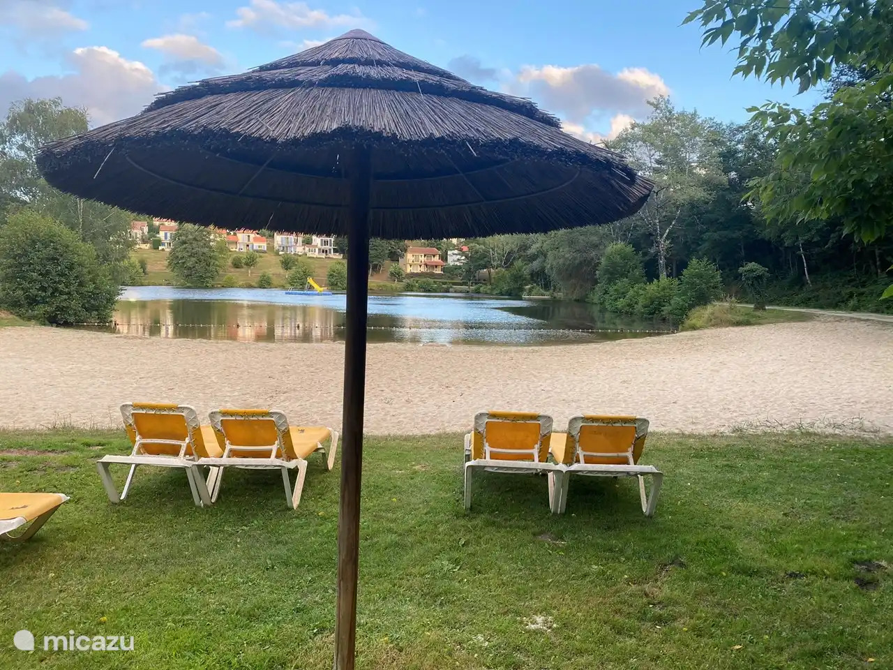 Strand mit Sonnenschirm und Liegen
