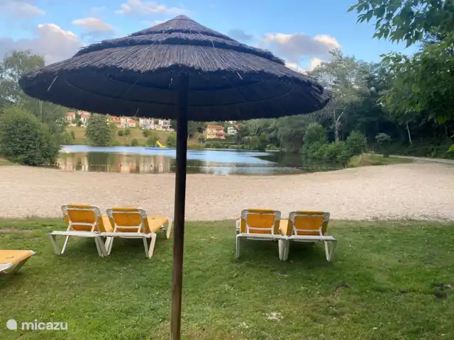 Village Le Chat 210 | France, Charente, Écuras - bungalow Plage avec parasol et transats