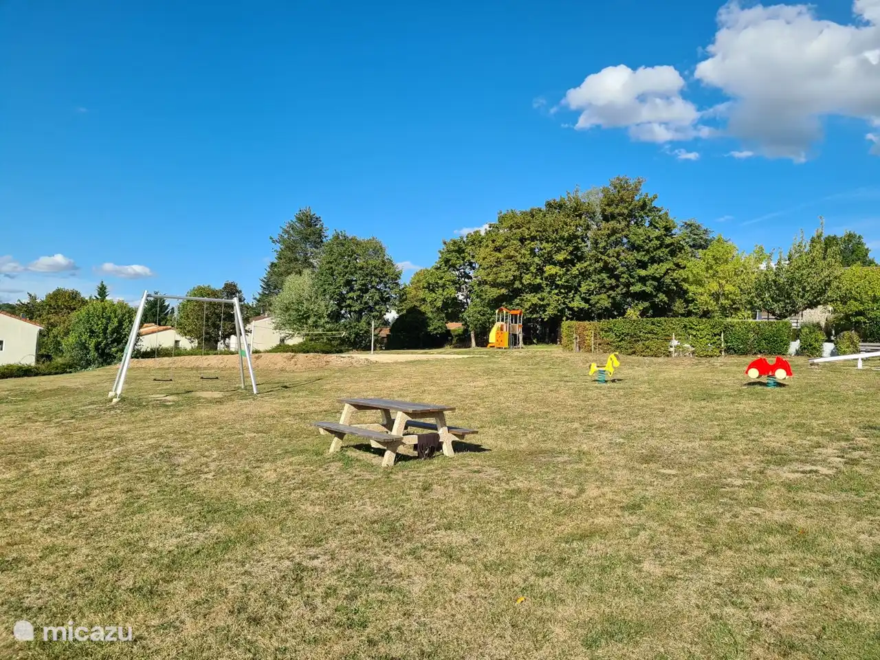 Spielplatz für die Kinder und eine Seilbahn