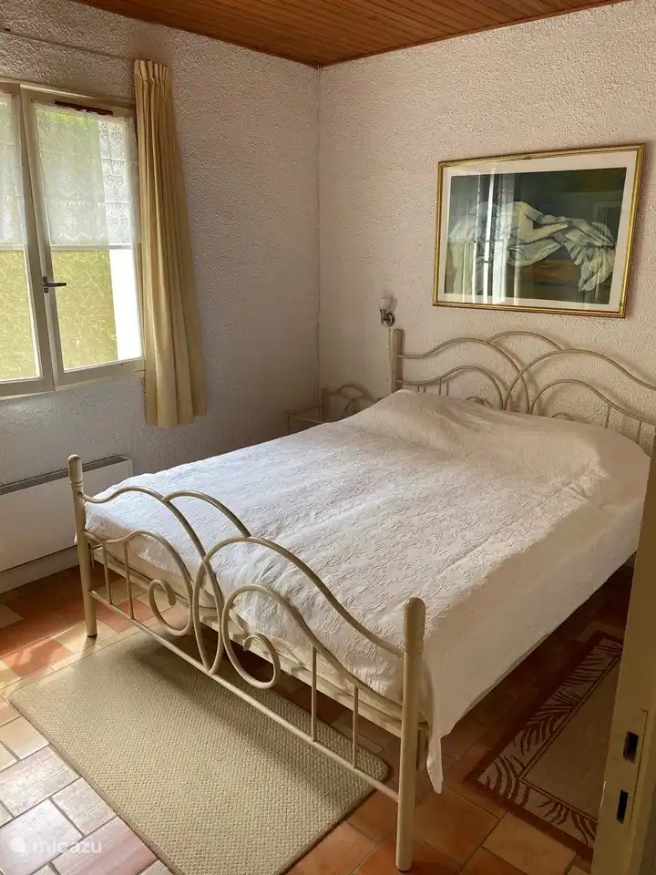 Großes Schlafzimmer mit Doppelbett und großem Kleiderschrank mit Spiegel