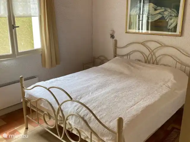 Village Le Chat 210 | France, Charente, Écuras - bungalow Grande chambre avec lit double et grande armoire avec miroir