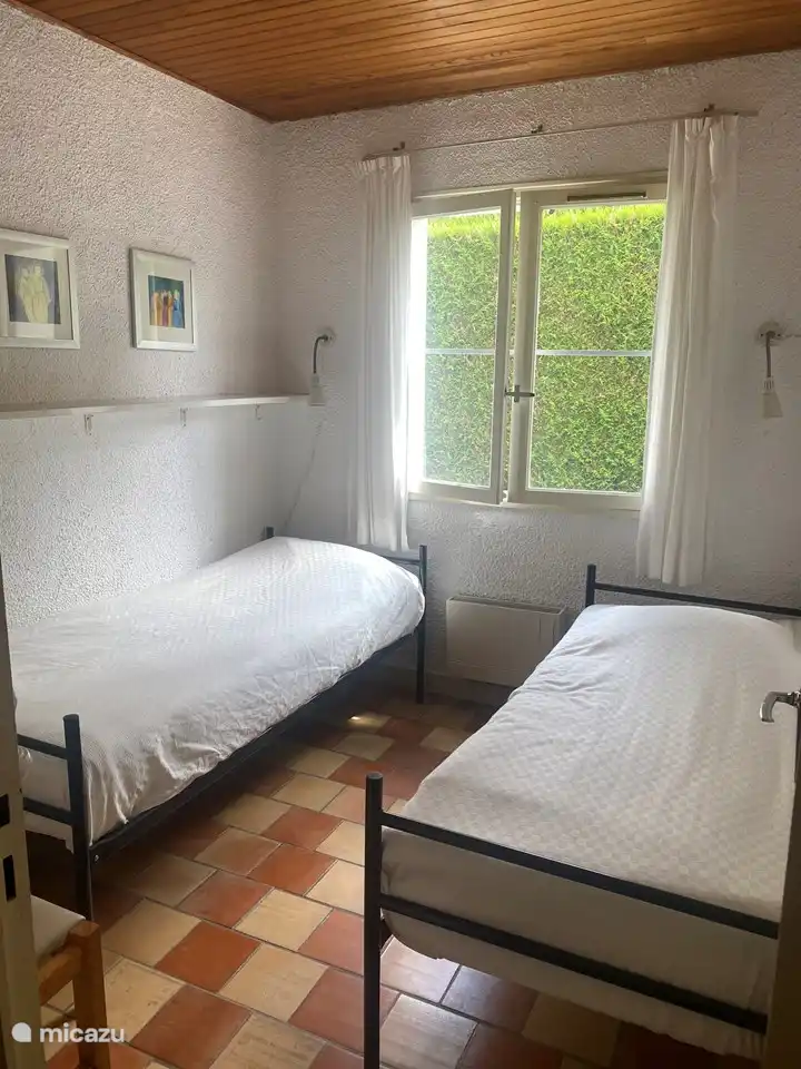 Schlafzimmer mit 2x Einzelbett mit Schrank