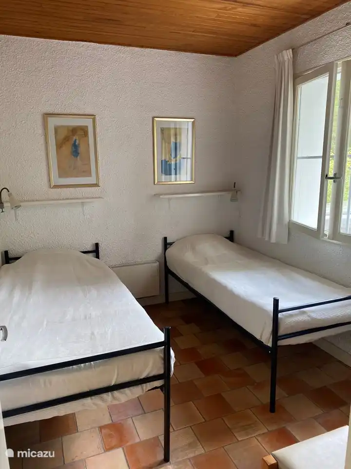 Schlafzimmer mit 2x Einzelbett mit Schrank