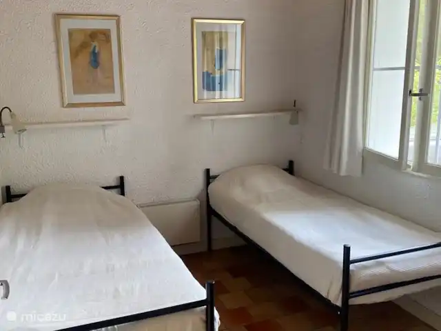 Village Le Chat 210 | France, Charente, Écuras - bungalow Chambre avec 2x lit simple avec placard