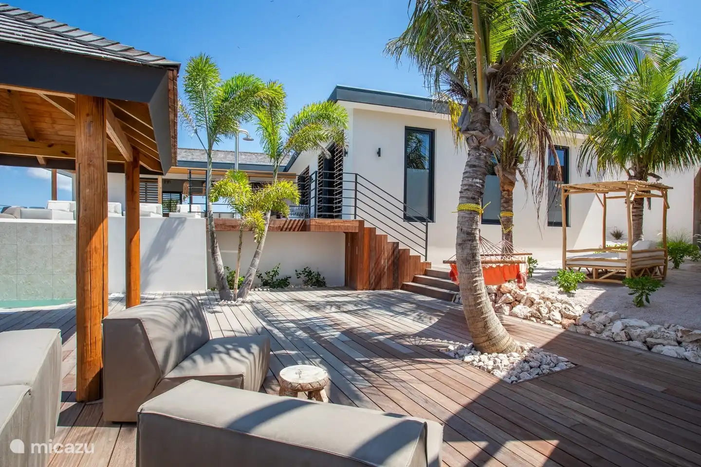 Several palm trees that really give you a tropical feeling.