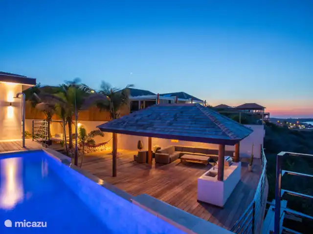 Villa Panorama huren in Curaçao, Banda Ariba (oost), Vista Royal - villa Overzicht van de chill area met buitenkeuken in de avond.