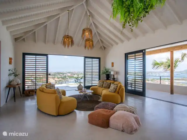 Villa Panorama huren in Curaçao, Banda Ariba (oost), Vista Royal - villa De woonkamer heeft ramen aan alle kanten, waardoor het een ruimtelijk idee geeft.