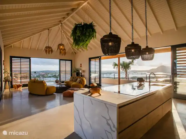 Villa Panorama huren in Curaçao, Banda Ariba (oost), Vista Royal - villa De woonkamer bij zonsopkomst.