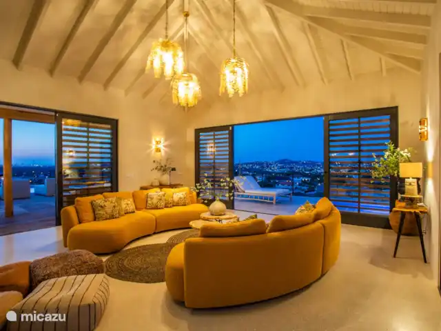 Villa Panorama huren in Curaçao, Banda Ariba (oost), Vista Royal - villa Woonkamer in de avond.