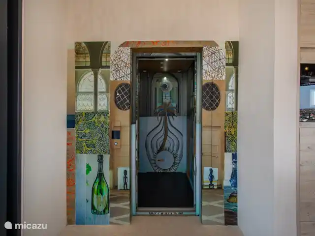 Villa Panorama huren in Curaçao, Banda Ariba (oost), Vista Royal - villa De lift is helemaal bestickerd, een waar kunstwerk!