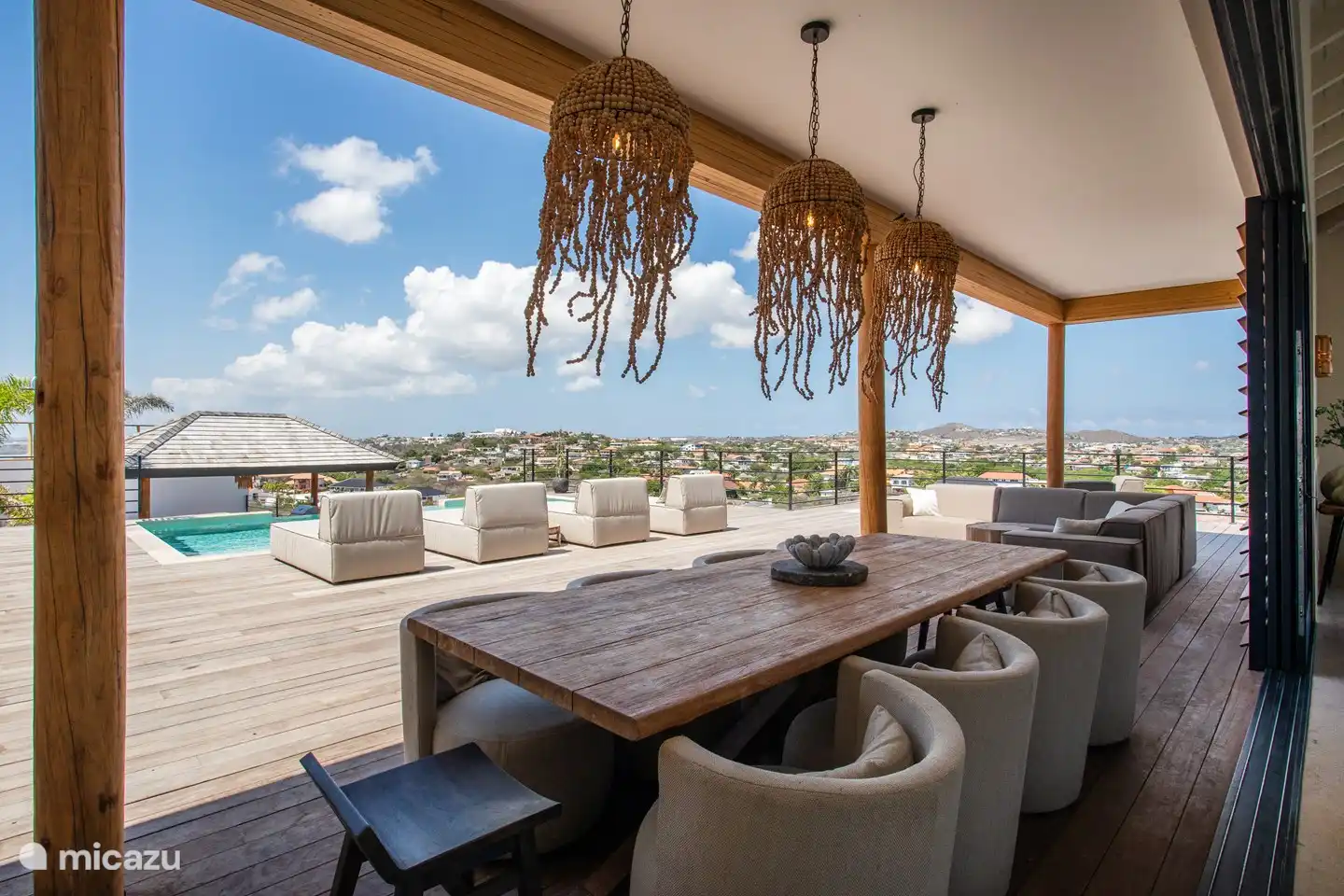 Dining table + sitting area