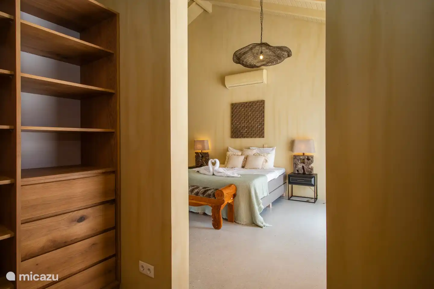 Walk-in closet of the Queensroom