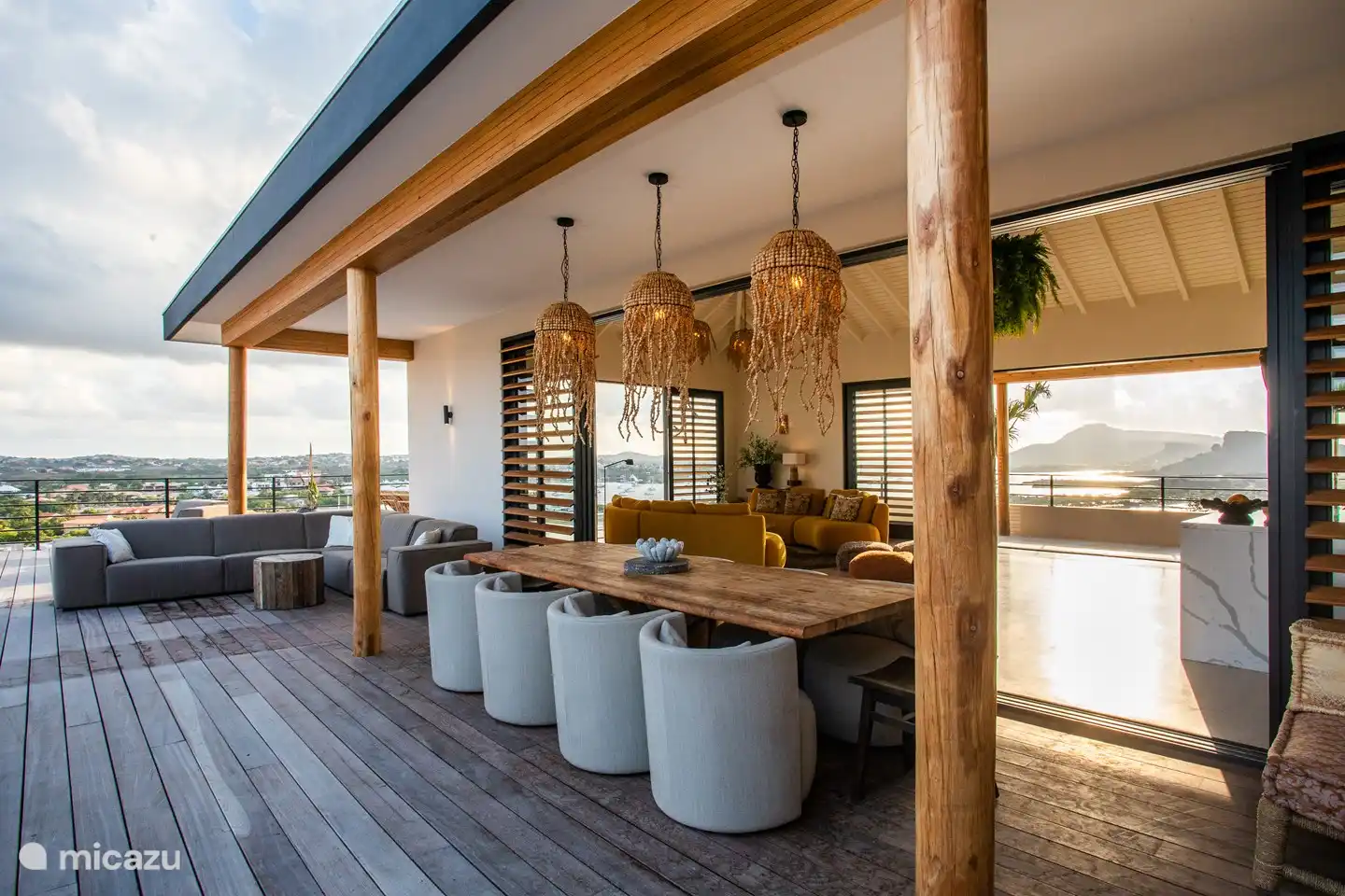 Because the dining table is covered outside, the outside and inside become one.