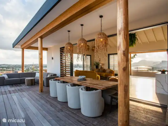 Villa Panorama huren in Curaçao, Banda Ariba (oost), Vista Royal - villa Doordat de eettafel overdekt buiten staat, wordt buiten en binnen één.