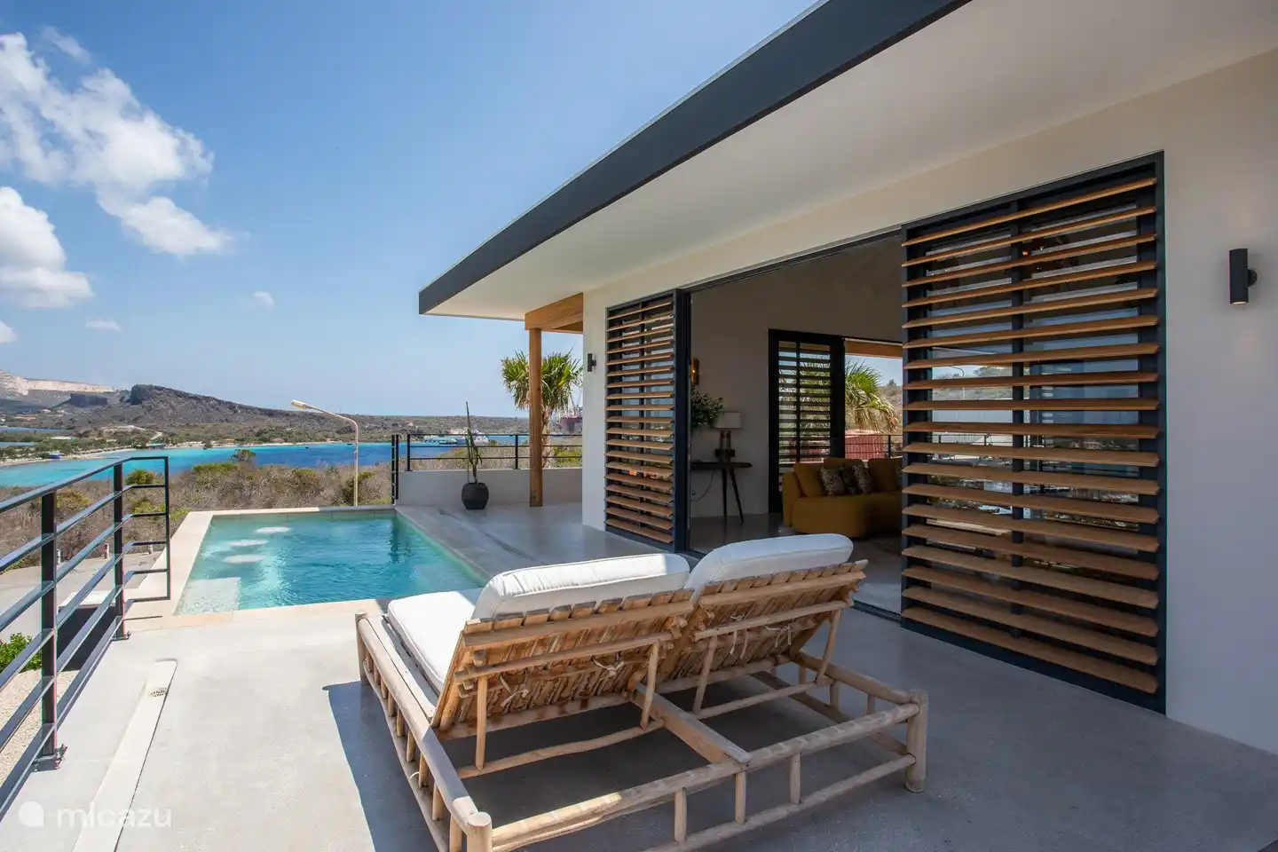 At the front there is another champagne bath.