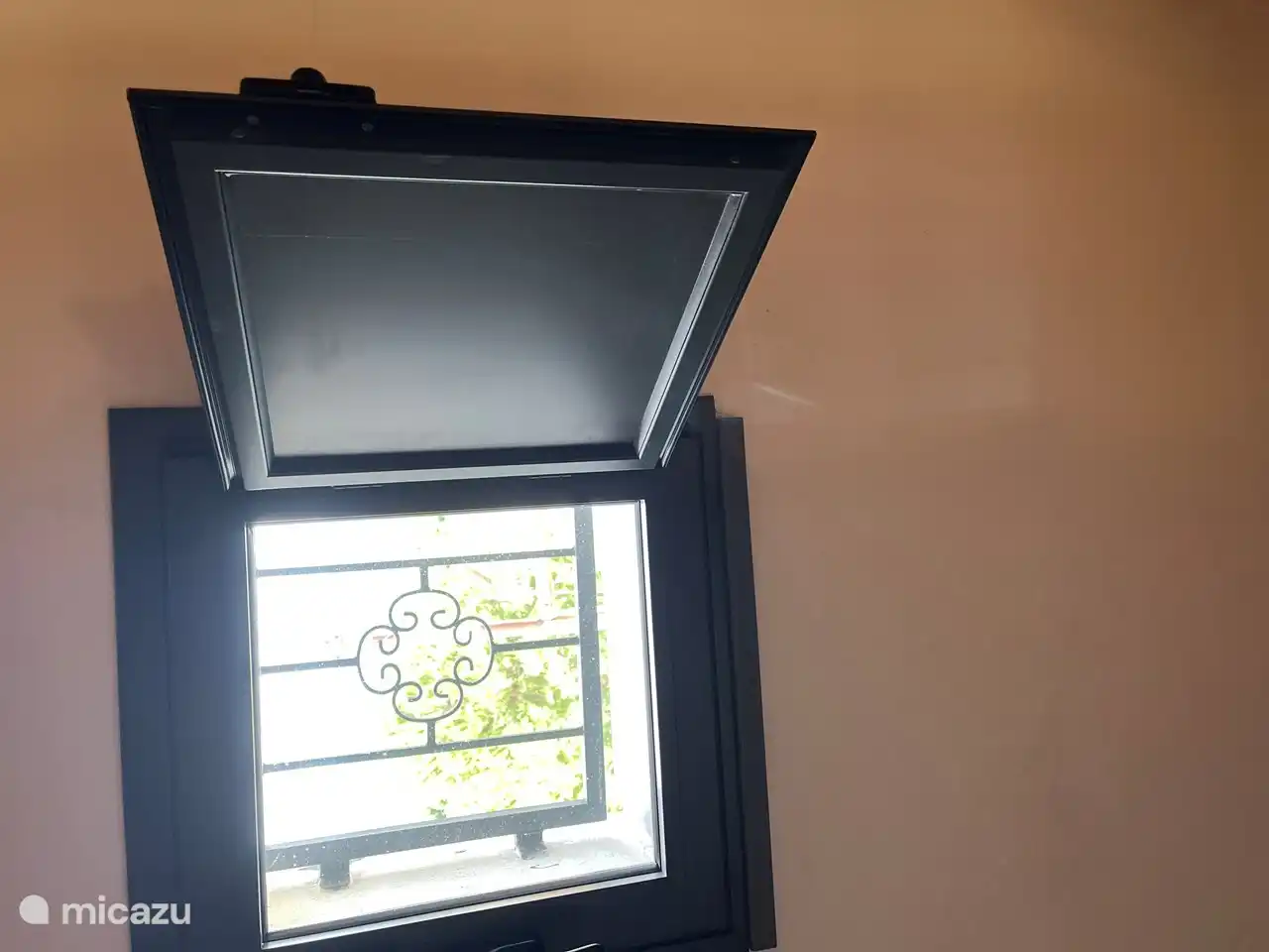 Seitenfenster auf der Ostseite, wo die Sonne aufgeht