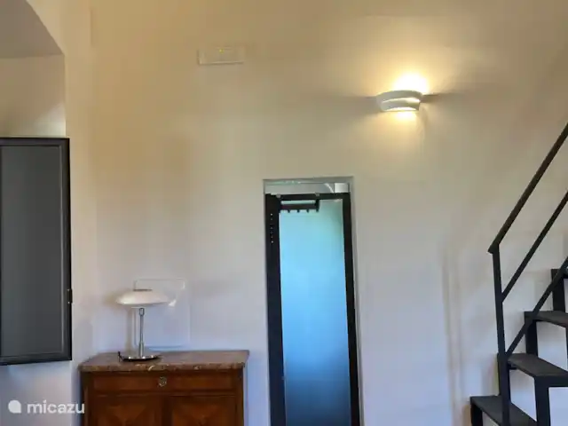 vakantiehuis huren in Italië, Sicilië, Carlentini – Casa Bellini Cirico I Ingang badkamer met bidet inloop douche toilet en wastafel.