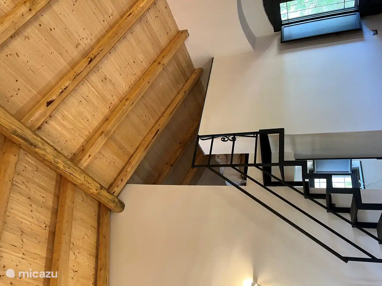 Offener Raum und hohes Dach, um das Haus kühl zu halten.