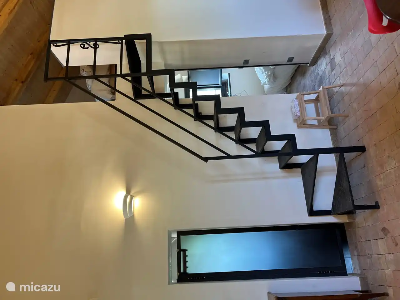 Treppe zum Obergeschoss mit zwei Einzelbetten.