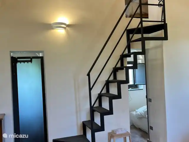 vakantiehuis huren in Italië, Sicilië, Carlentini – Casa Bellini Cirico I Trap naar boven verdieping met twee eenpersoonsbedden.