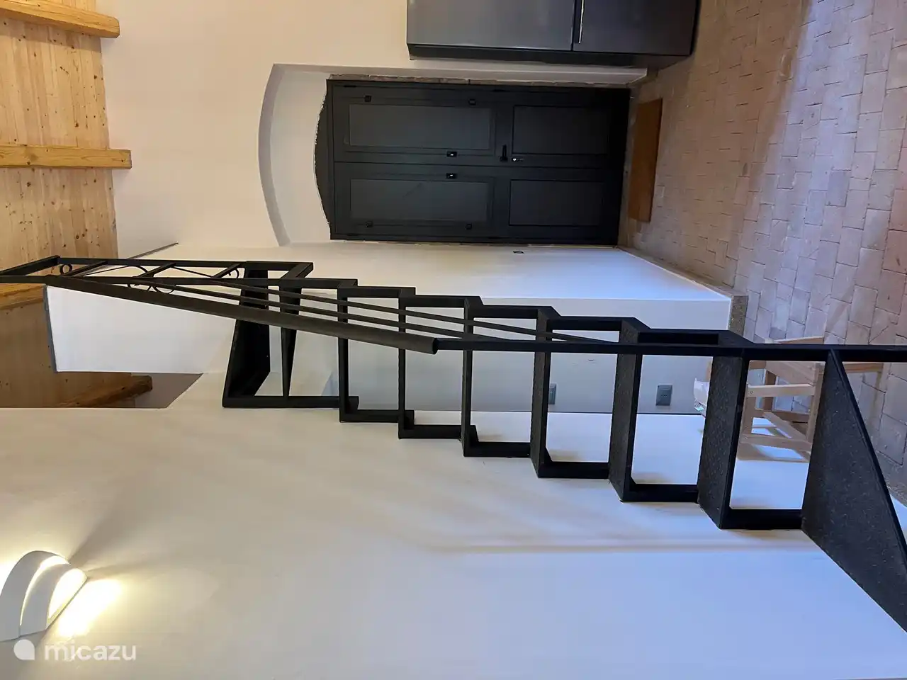 Treppe zum Schlafzimmer im Obergeschoss mit zwei Einzelbetten.