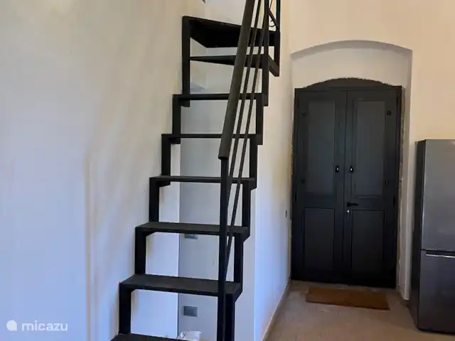 vakantiehuis huren in Italië, Sicilië, Carlentini – Casa Bellini Cirico I Trap naar boven slaapkamer met twee eenpersoons bedden.