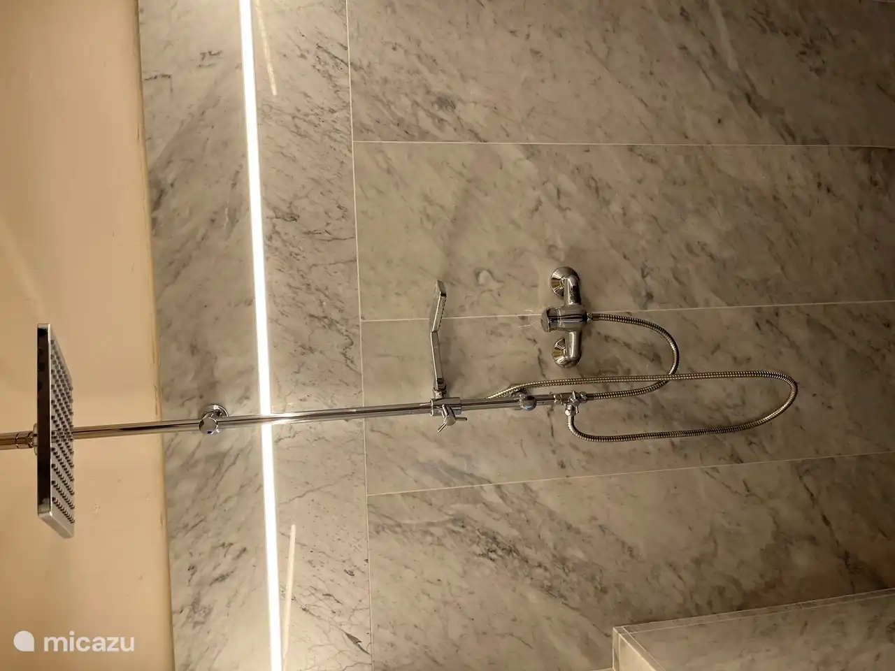 Begehbare Dusche mit LED-Beleuchtung.