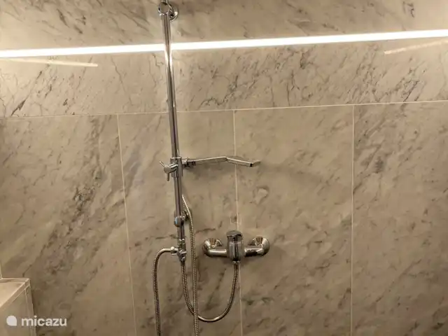 vakantiehuis huren in Italië, Sicilië, Carlentini – Casa Bellini Cirico I Inloop douche met led verlichting.