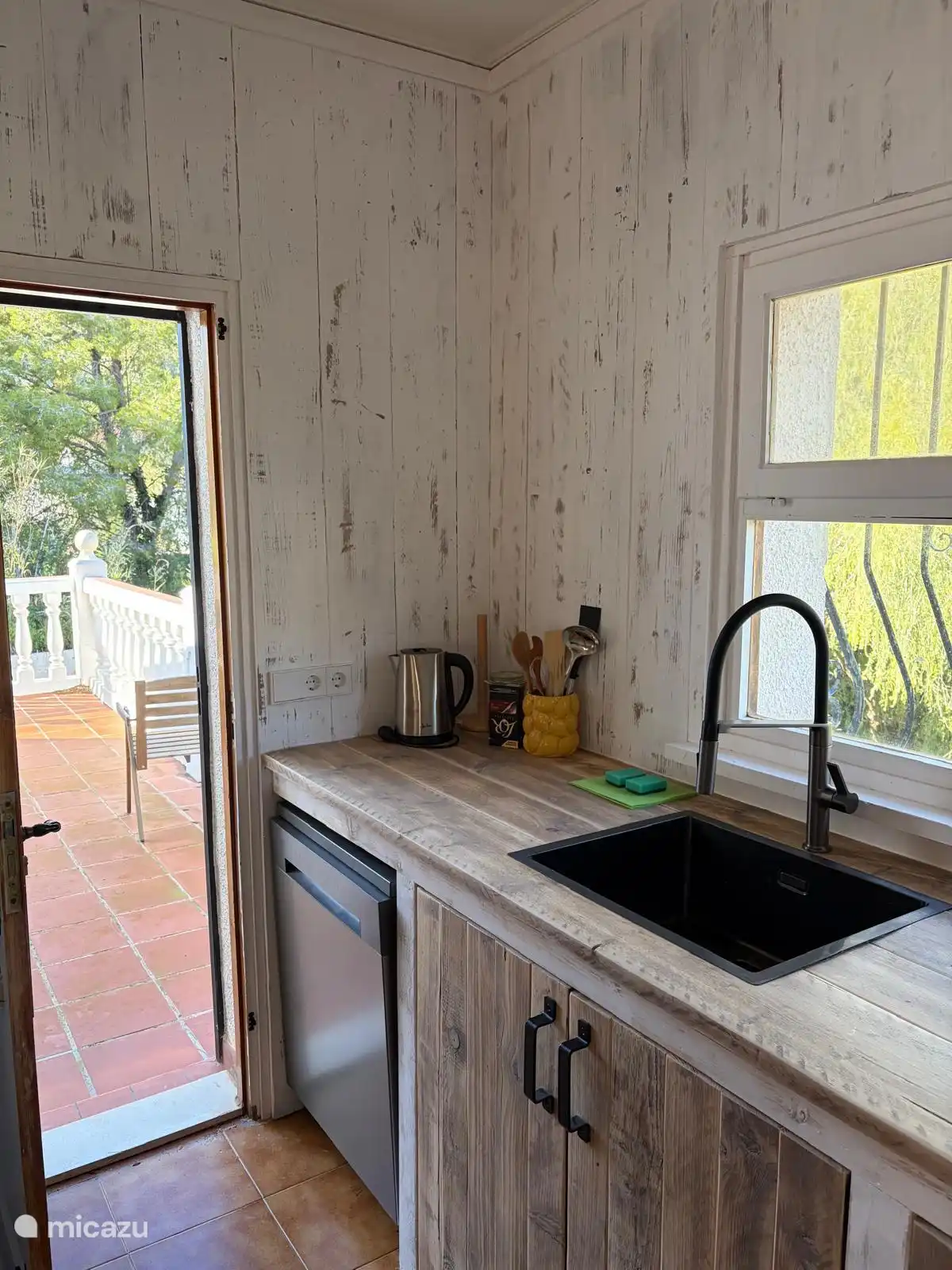 keuken boven met toegang naar het aangrenzende terras