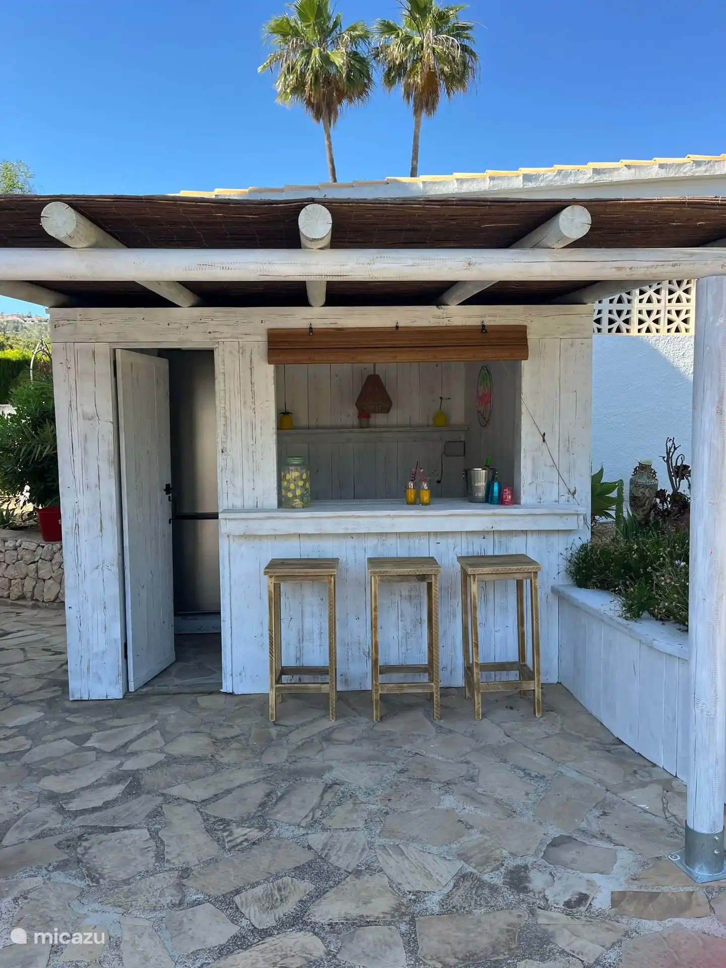 gezellig buitenbar met grote koelvrieskast en aanrecht