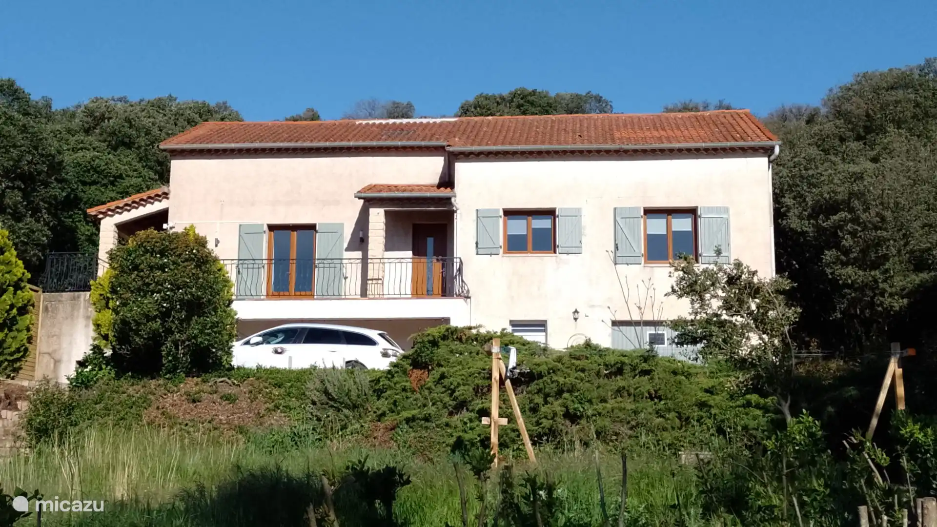 Extérieur et stationnement