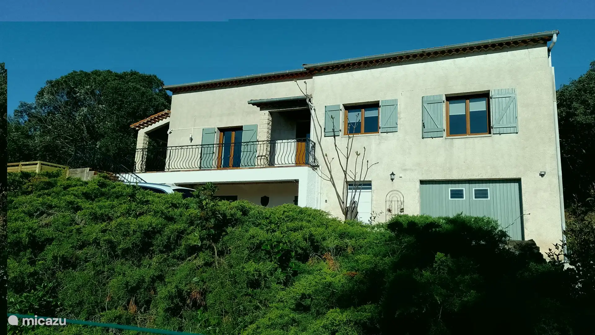 Extérieur et stationnement