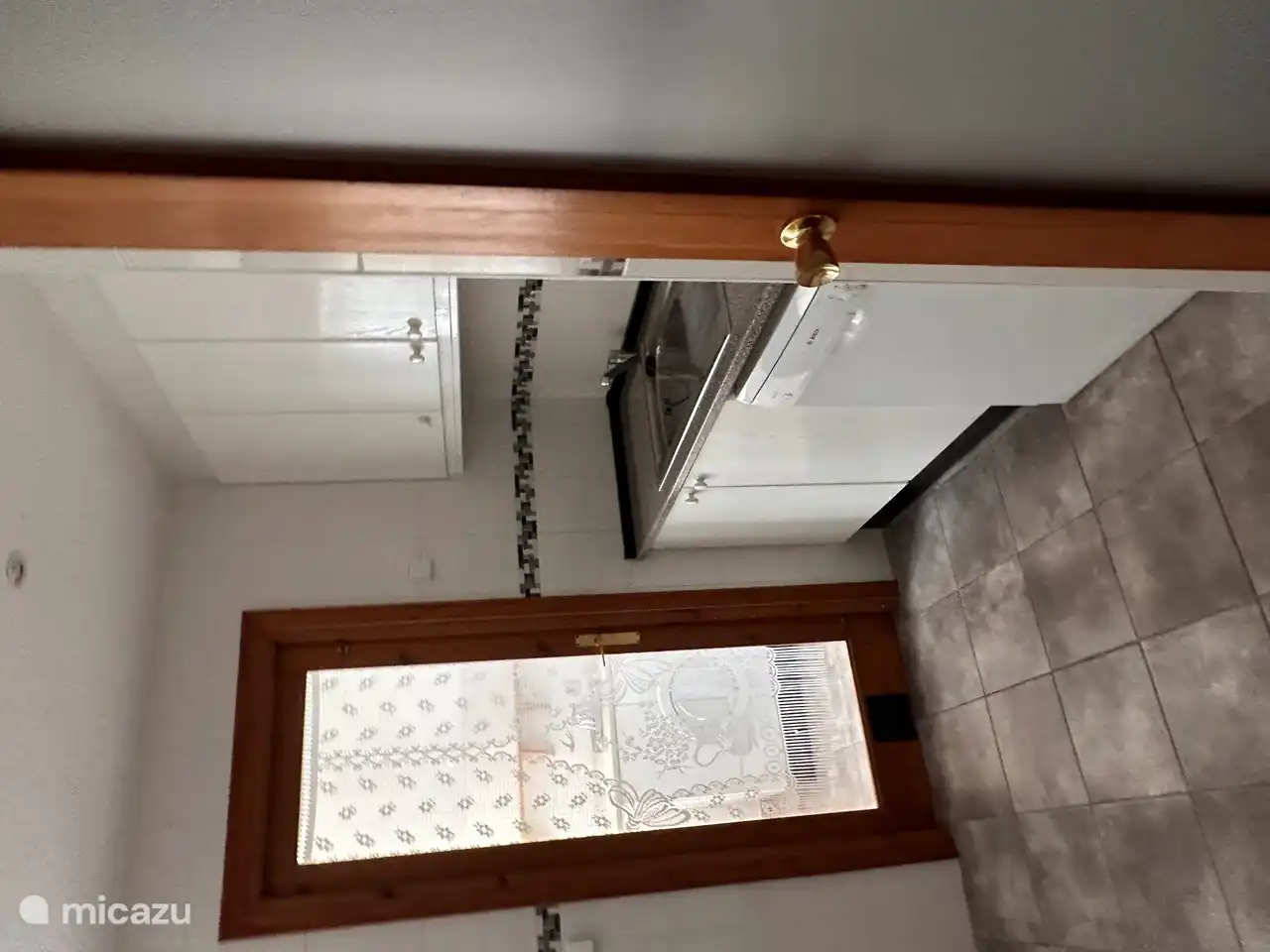 Küche mit Geschirrspüler und Waschmaschine dahinter